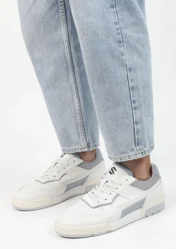 Witte Leren Sneakers Met Blauwe Details^Sacha Sale